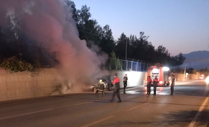 Otomobil alev alev yandı