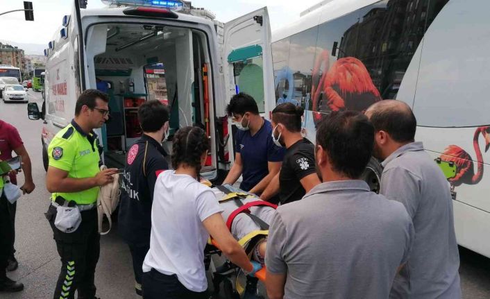 Otomobil ile çarpışan motosikletin sürücüsü yaralandı