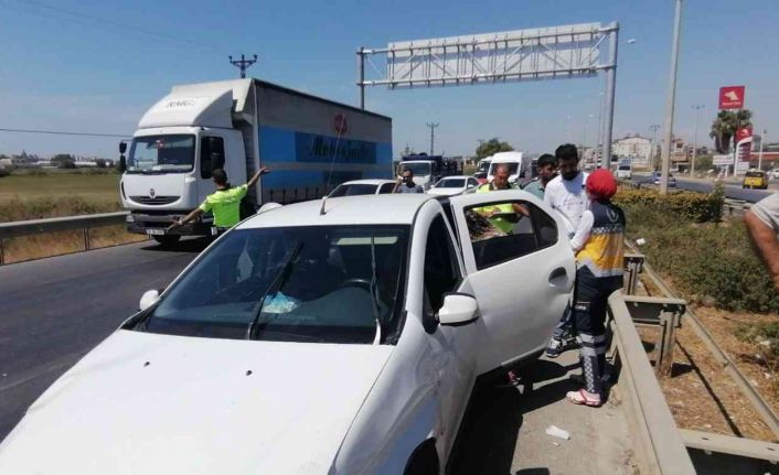 Otomobil ticari araca arkadan çarptı, hamile kadın hastaneye gitmeyi kabul etmedi