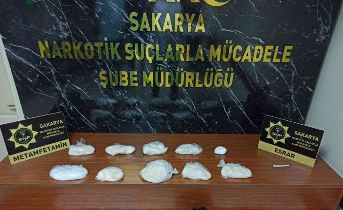 Otomobile zulalanan uyuşturucular bulundu