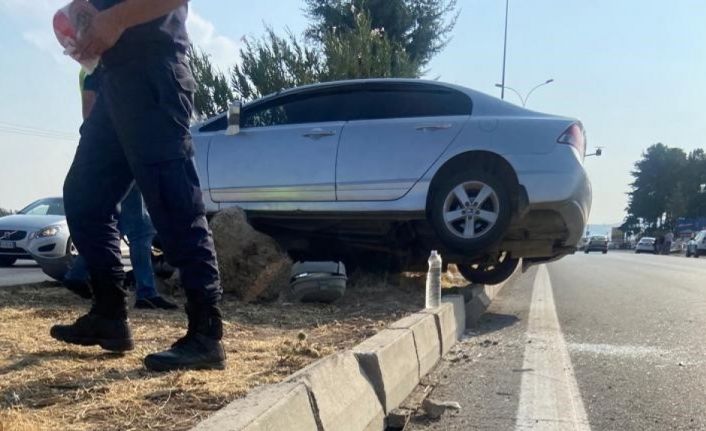 Otomobilin çarptığı elektrik direği başka bir otomobilin üzerine devrildi: 5 yaralı