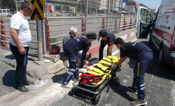 Otomobille çarpışan motosiklet sürücüsü yaralandı