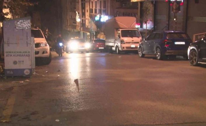 (ÖZEL) Kağıthane’de motosikletle önünü kestikleri şahsı öldüresiye dövüp, otomobiline taşla böyle saldırdılar