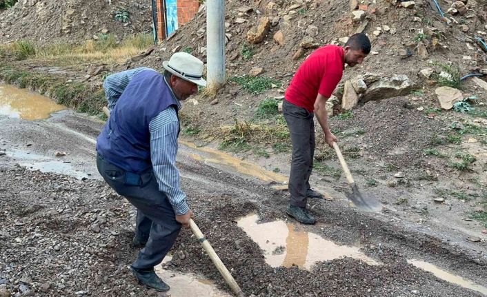 (ÖZEL) Selin getirdiği çamur ve toprak yolu kapattı, mahalleli mahsur kaldı