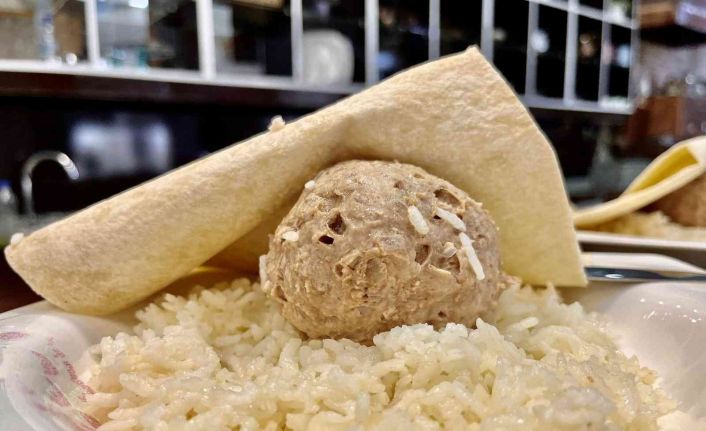 Paşa lezzeti “Abdigör köftesi” taş üstünde dövüldükten sonra sofraları süslüyor