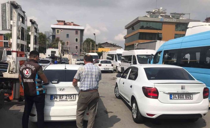 Pendik’te trafikte drift atıp aracını arkadaşının üzerine süren magandaya ceza yağdı