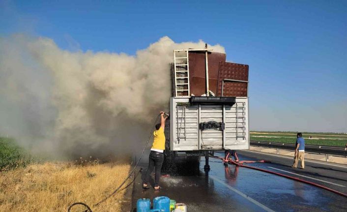Plastik yüklü tırın dorsesinde yangın çıktı, yolda kilometrelerce kuyruk oluştu
