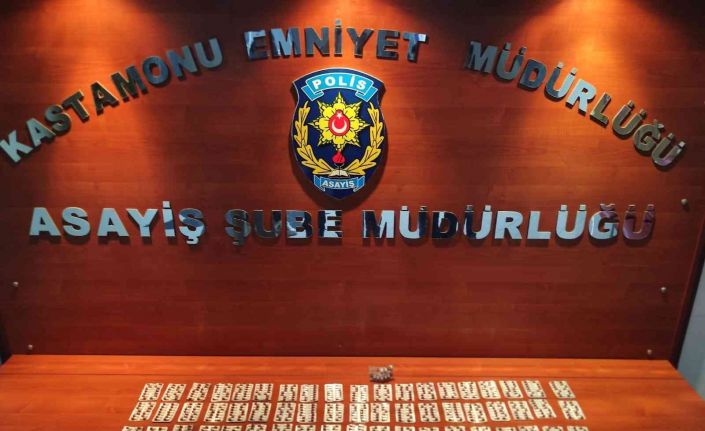 Polis ekiplerinin şüphelenerek durdurduğu araçtan bin 76 adet sentetik hap çıktı: 2 gözaltı