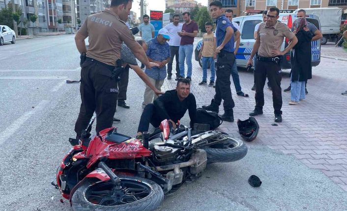 Polisten kaçan motosiklet sürücüsü kamyonete çarpınca yakalandı