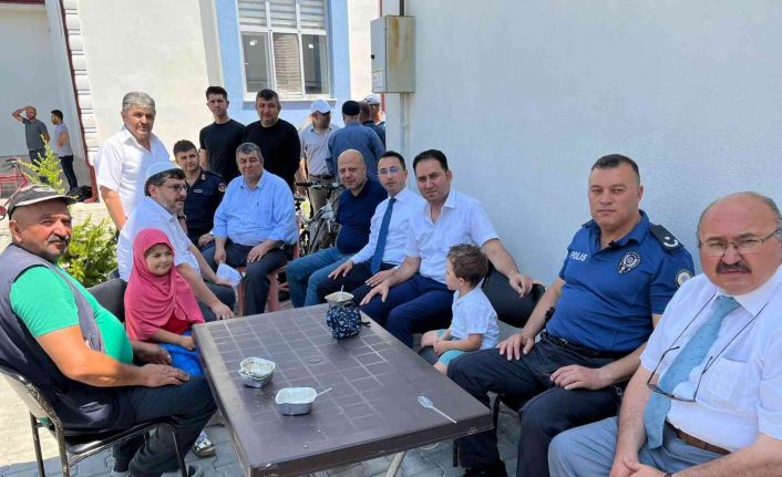 Protokol üyeleri ve vatandaşlar aşure etkinliğinde bir araya geldi