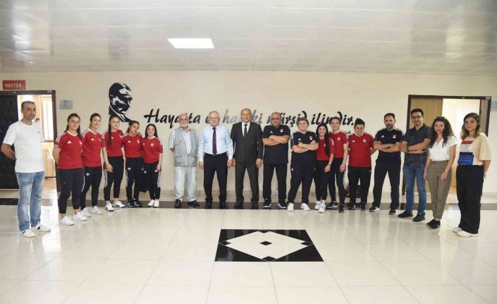Rektör Namık Ak, kadın halter milli takım sporcularını ağırladı
