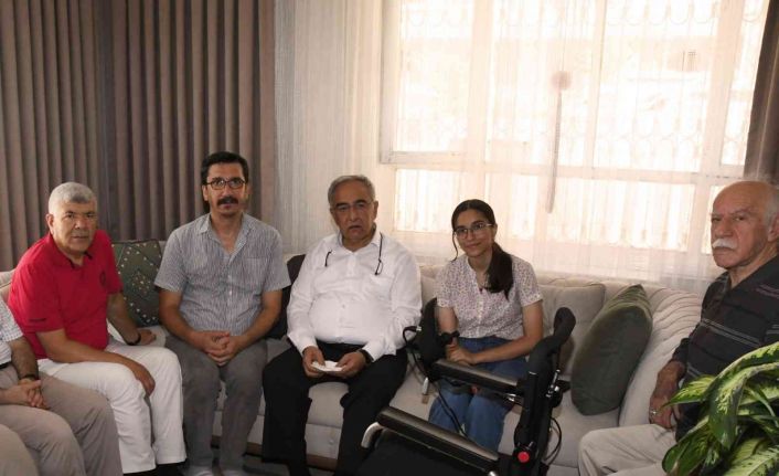 Rektör Turgut YKS İl 1.si Esmer’e akülü sandalye hediye etti