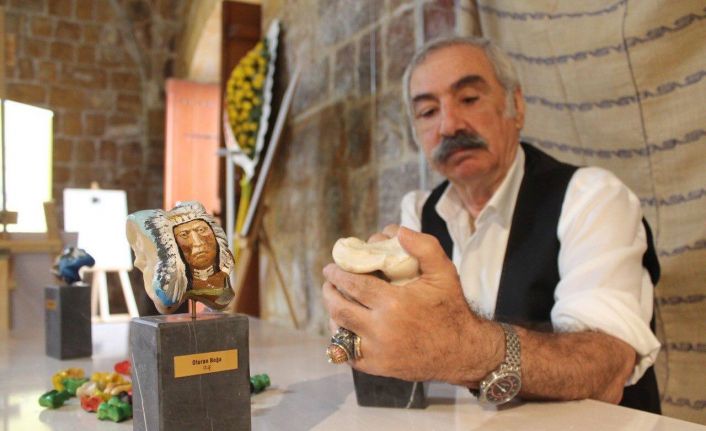 Resim yeteneği sayesinde sayısız aşık kemiğine büyükbaş hayvanların resimlerini çizip boyadı