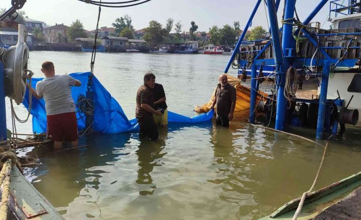 Sakarya’da balıkçı teknesi batma tehlikesi geçirdi
