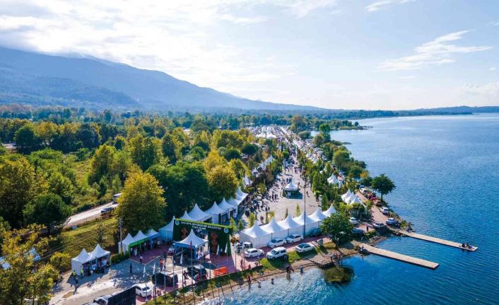 Sapanca Gölü’nün eşsiz manzarası ile birleşen fuar alanı açılışa gün sayıyor