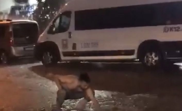 Sarıyer’de sağanak yağmurda yerinden çıkan rögar kapağını vatandaş yerine böyle taktı
