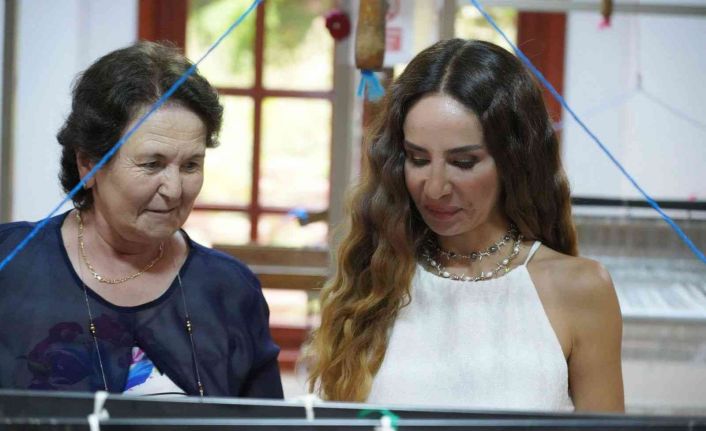 Şarkıcı Betül Demir tezgâh başına geçerek Bilecik Bezi dokudu