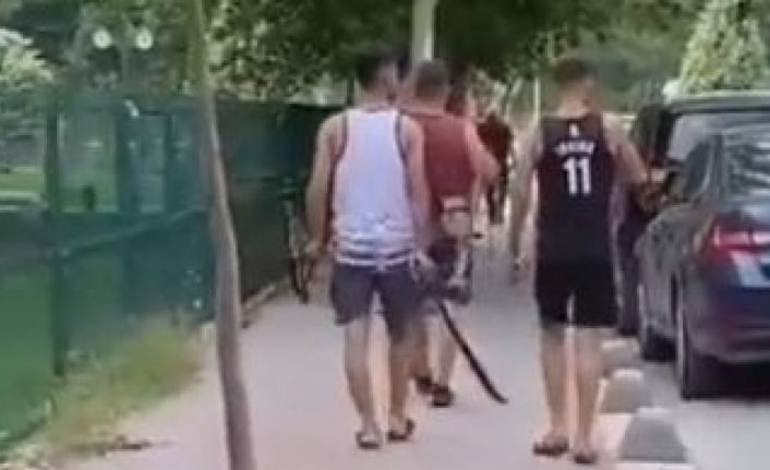 Sokak ortasında kılıçla yürüyen ve paniğe neden olan 3 şahıs set ekibi çıktı
