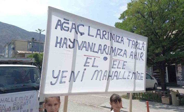 Sular altında kalacak olan ahır ve tarım arazileri için yürüyüş yaptılar
