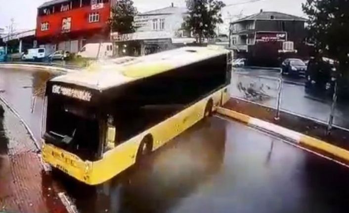 Sultanbeyli’de yolcu dolu İETT otobüsü kayarak kaldırıma çıktı