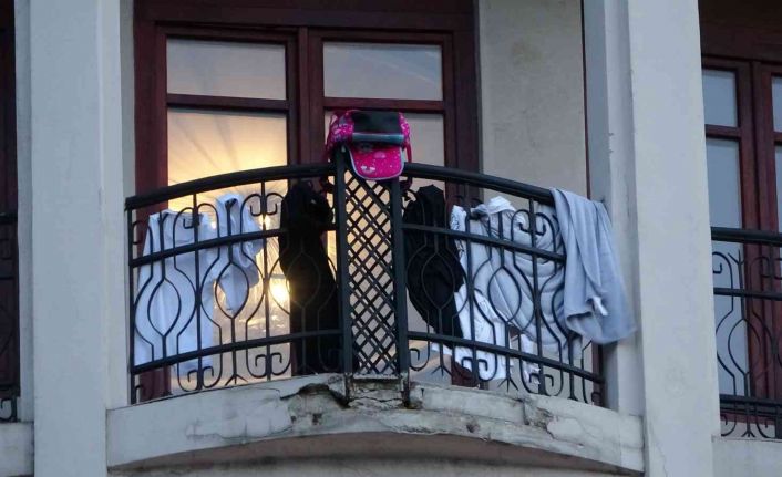 Taksim’de lüks otelin balkonuna asılan çamaşırlar ortaya ilginç görüntüler çıkardı