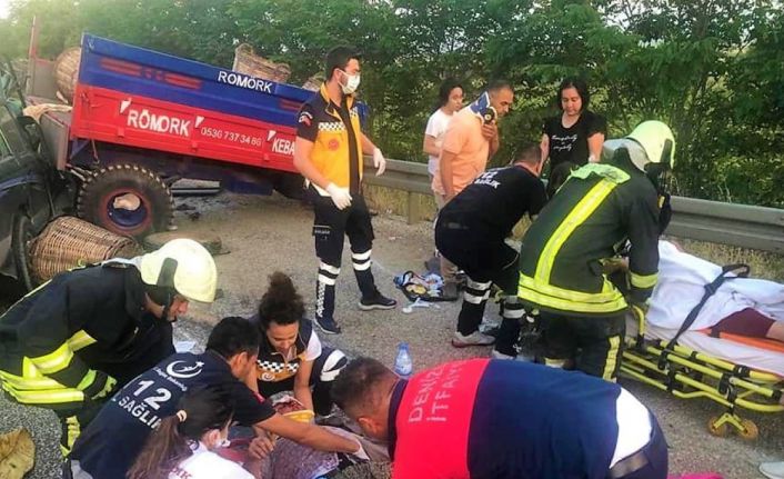 Tarım işçilerini taşıyan traktör otomobille çarpıştı: 11 yaralı