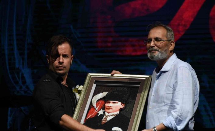 Tarsus’ta zafer coşkusu Emre Aydın konseriyle yaşandı