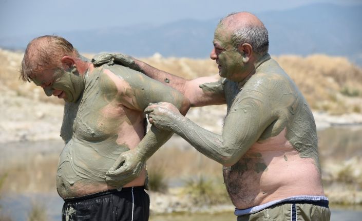 Timurleng’in ordusuna şifa olan kaplıca ziyaretçi akınına uğruyor