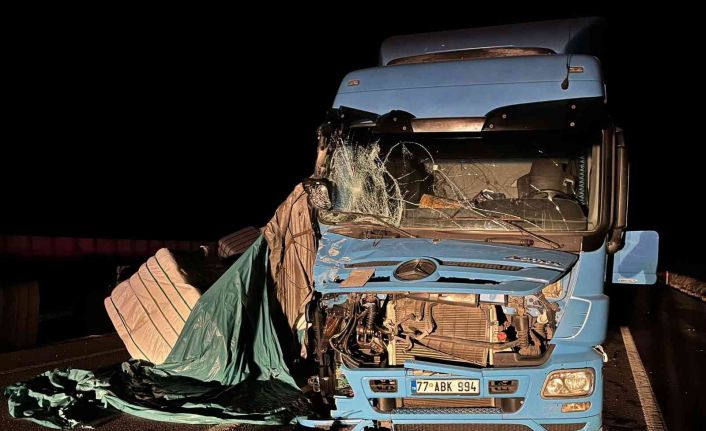 Tır kamyona arkadan çarptı, 1 kişi yaralandı