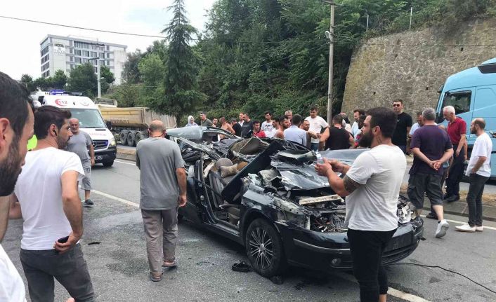Tıra arkadan çarpan otomobilin tavanı kağıt gibi yırtıldı: 3’ü çocuk, 6 yaralı