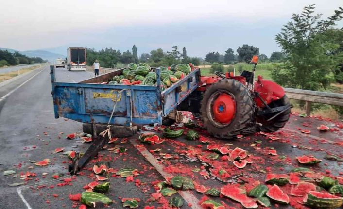 Tırın arkadan çarptığı traktördeki karpuzlar yola saçıldı