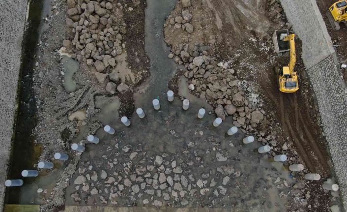 ’Tırmık’ sel sularının sürüklediği büyük kaya parçaları ve ağaç kütüklerine geçit vermeyecek