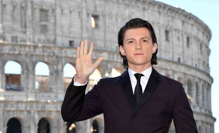 Tom Holland sosyal medyaya ara verdi