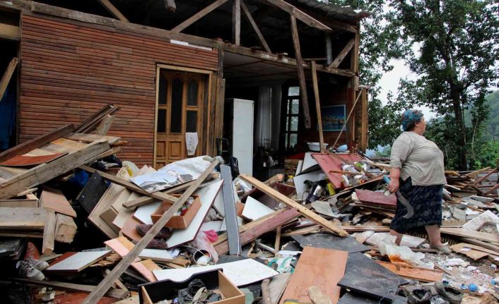 Trabzon’da içerde eşyaları çıkartılmadan evleri yıkılan hane sahipleri yıkım ekiplerine tepki gösterdi