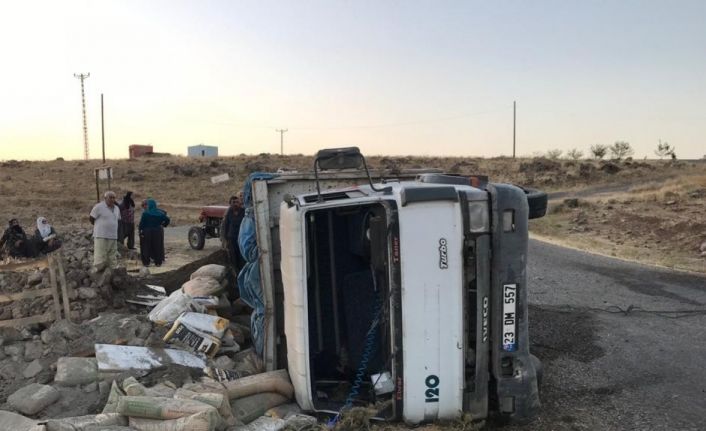 Tunceli’de kamyon yan yattı: 1 yaralı