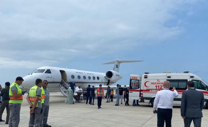 Tur minibüsü kazasında yaralanan Arap turistler ambulans uçakla Suudi Arabistan’a gönderildi