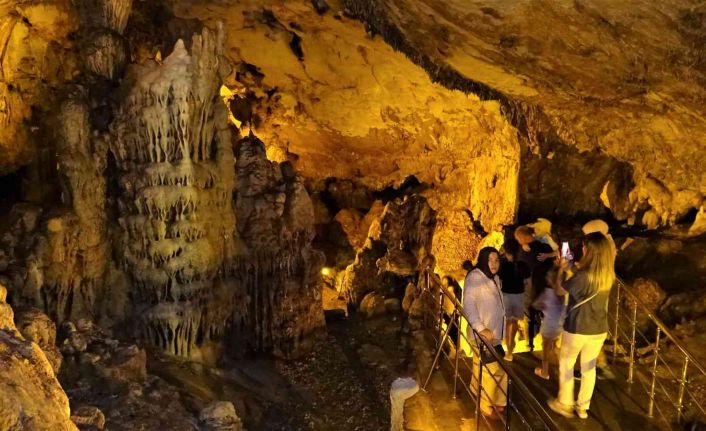 UNESCO’nun kültür miras listesinde, serinlemek isteyenler bu mağaraya akın ediyor