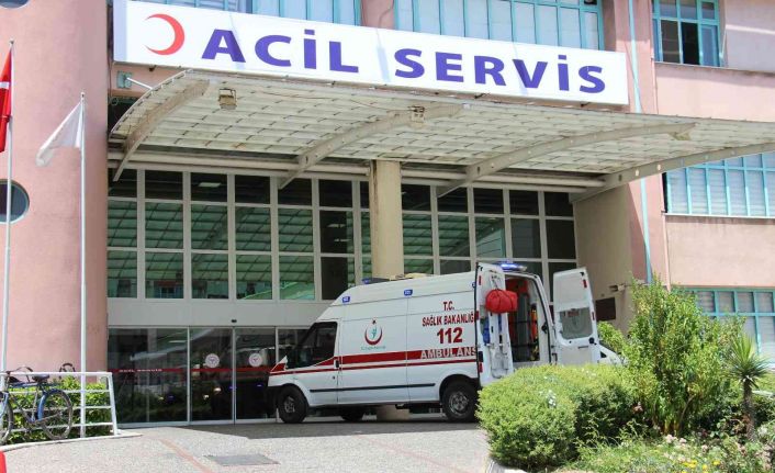 Üzerine demir pencere düşen 20 günlük bebek yaşam savaşı veriyor