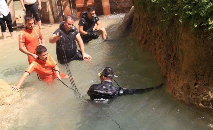 Vadideki suyun altında devasa kayaya sıkışıp ölen çocuğu kurtarma çalışması sürüyor