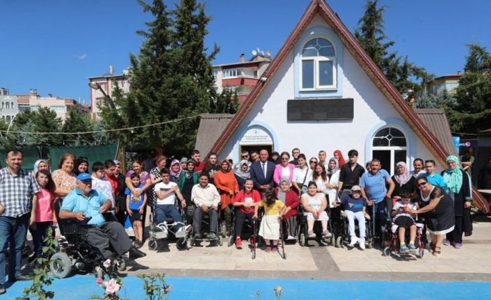 Vali Hatipoğlu’nun eşi özel çocuklarla doğum günü etkinliğinde bir araya geldi