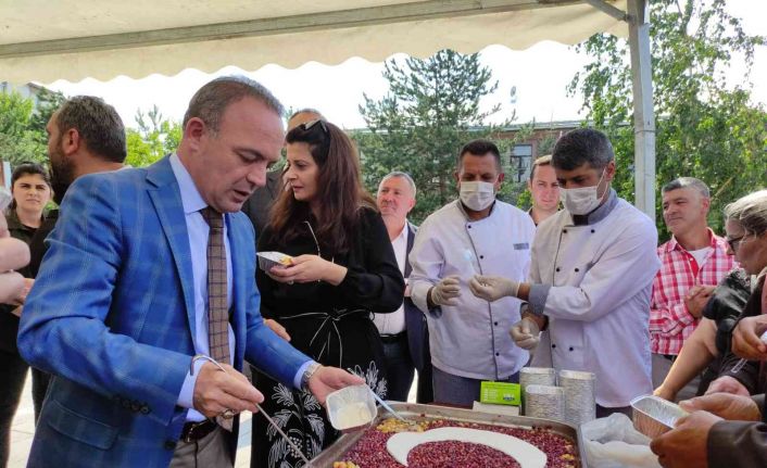 Vali Öner’den vatandaşlara aşure ikramı