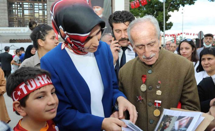 Vali Yiğitbaşı fenalaşan gazi oğluna bakın nasıl müdahale etti