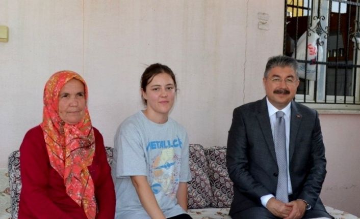 Vali Yılmaz, konuk olduğu ailelerin sorun ve taleplerini dinliyor