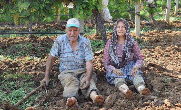 Yaşlı çift çalışma azmiyle örnek oluyor