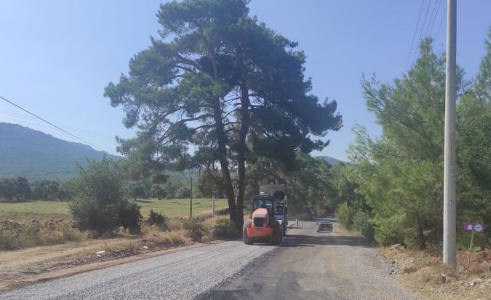 Yatağan’ın kırsal mahallelerinde yol çalışmalarını sürüyor