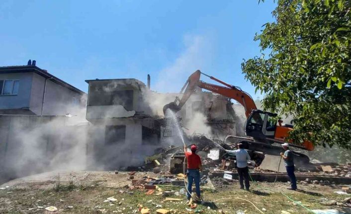 Yenice’de afetten zarar gören 8 evin daha yıkım işlemleri başladı