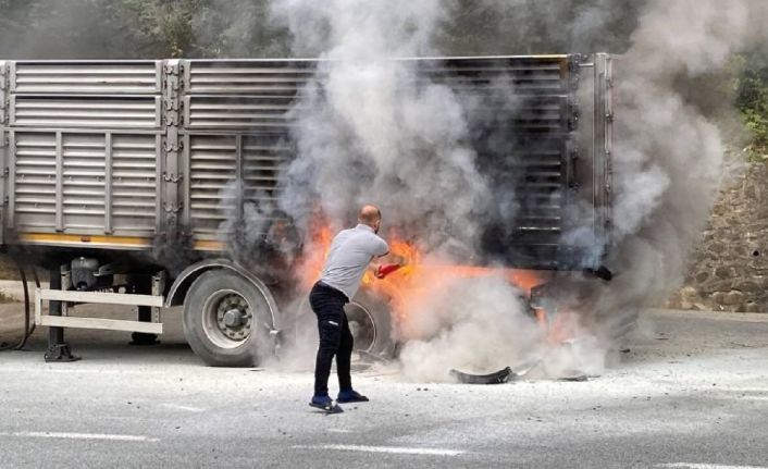 Zigana Dağı’ndan inişe geçen tırın fren balatalarının ısınması sonucu arka lastikleri alev aldı