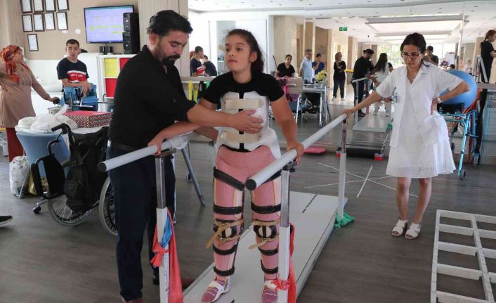 11 yıl sonra ilk adımlarını atan Betül tedavisi için yardım bekliyor