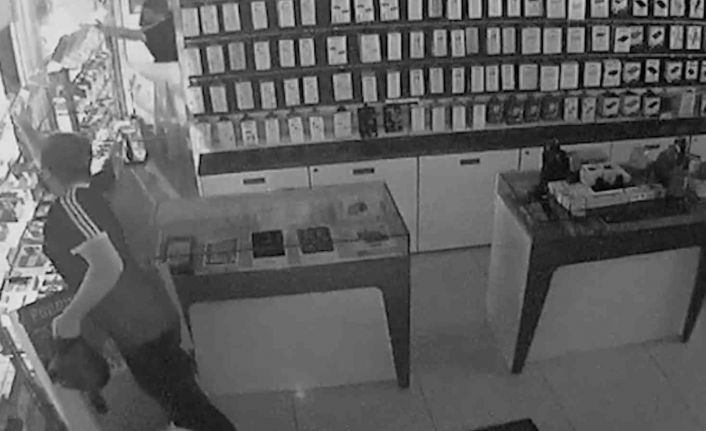 1 ay önce işe girdi, toplam 150 bin TL’lik telefon ve kasadaki paraları çalarak kayıplara karıştı