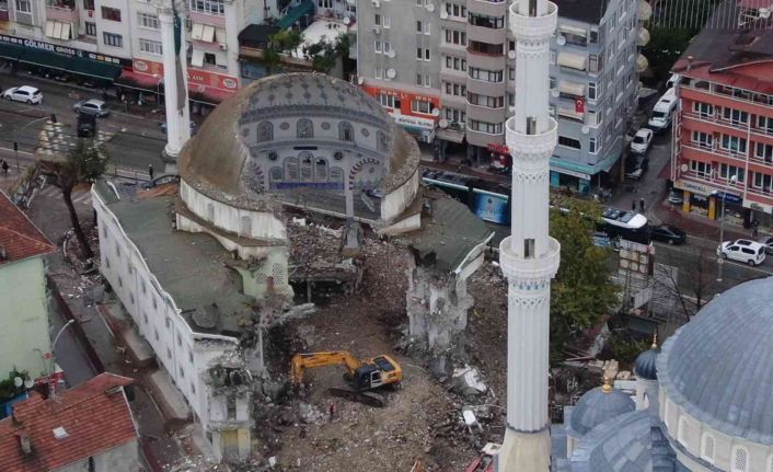 43 yıllık cami yıkıldıktan sonraki ilginç görüntüsüyle dikkat çekiyor
